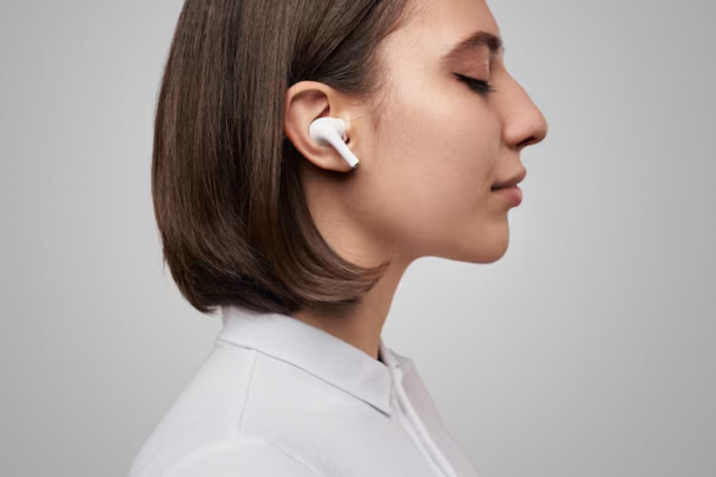 Earbud Care Tips: अगर आप भी ईयरबड्स या ईयरफोन का इस्तेमाल करते हैं तो हो जाएं सावधान 1 Earbuds 1