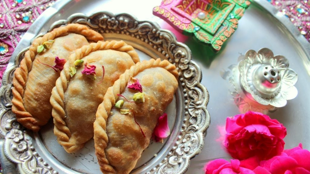Hartalika Teej Sweets: तीज के शुभ अवसर पर ट्राई करें होममेड मीठी गुजिया को, जानें बनाने की विधि 1 Gujiya
