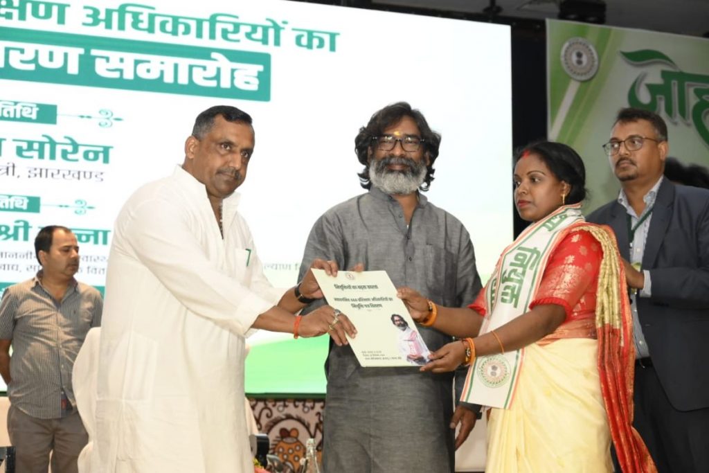 Hemant Soren Distributes Appointment Letter: हेमंत सोरेन ने 444 प्रशिक्षण अधिकारियों को दिया नियुक्ति पत्र 7 Hemant Soren Distributes Appointment Letter 7