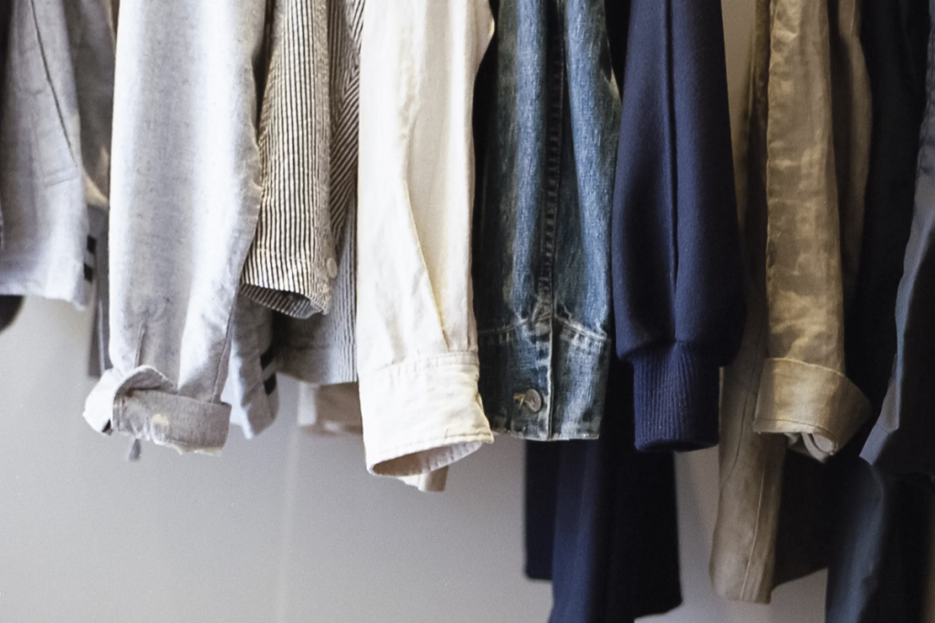 Monsoon Tips: कपड़ों को सीलन की समस्या से बचाएं जानिए आसान उपाय 1 How To Protect Clothes From Dampness 1