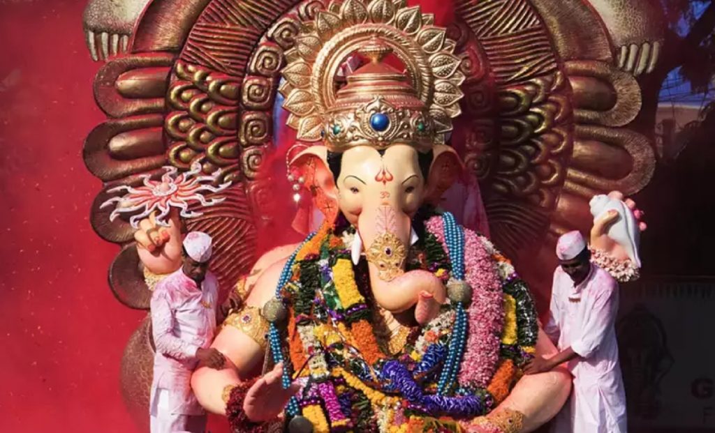 Top 5 Ganesh Pandals In Mumbai: गणेशोत्सव का हिस्सा बनने आएं मुंबई के 5 गणपति पंडाल, देशभर में हैं प्रसिद्ध 1 Lalbaugcha Raja