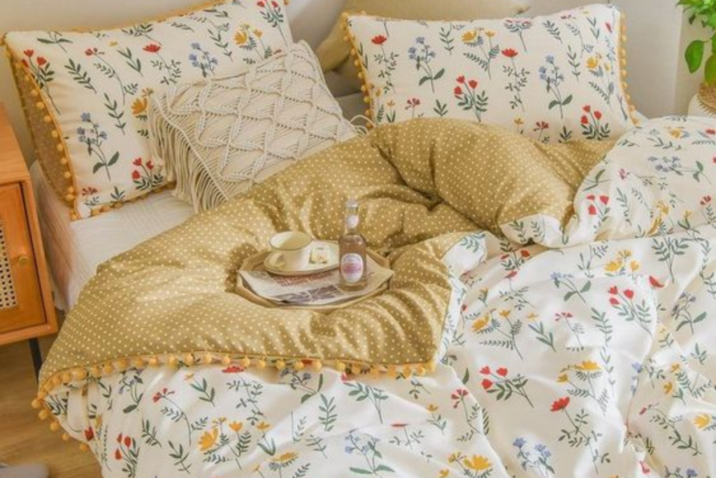 Bedroom Essential Tips: जानें कितने दिन में बदलें चादरें और तकिये का कवर 2 Pillow Cover Bedsheet 1