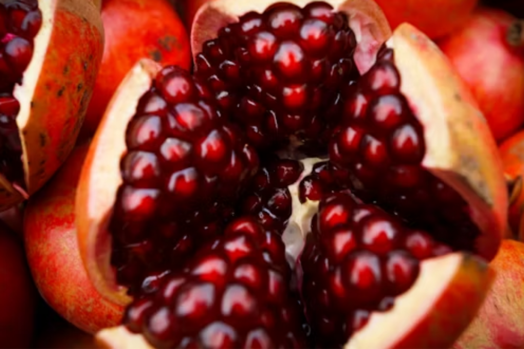 Natural Blush From Pomegranate: अगर आप भी चाहती है आपके चेहरे पर आएं नेचुरल ब्लश तो खायें ये फल रोजाना 2 Pomegranate 1