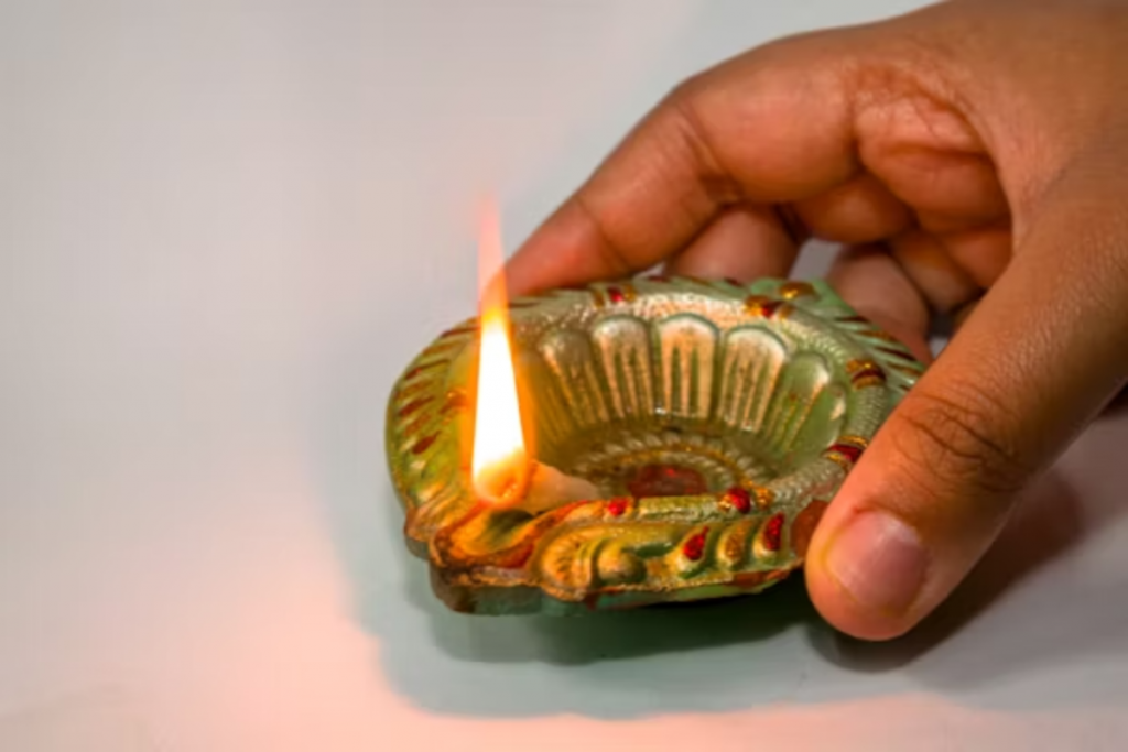 Poojaghar Cleansing Tips: पूजा का दिया लगाने से हो रही है पूजा घर की दीवारे काली तो जानिए सरल उपाय 2 Poojaghar 1