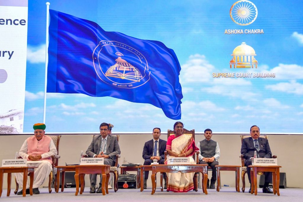 Supreme Court New Flag: सुप्रीम कोर्ट को मिला नया ध्वज और प्रतीक चिह्न, राष्ट्रपति द्रौपदी मुर्मू ने किया अनावरण 1 President Droupadi Murmu 1 1
