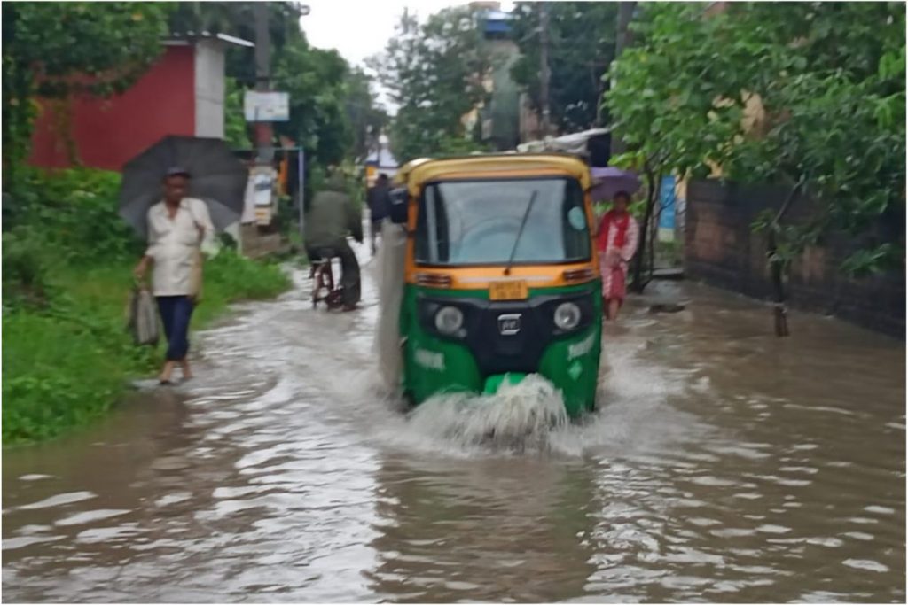 Bengal Weather Update : कोलकाता समेत जिलों में भारी बारिश रहेगी जारी, जलजमाव से समान्य जनजीवन हुआ प्रभावित 3 Rain 3