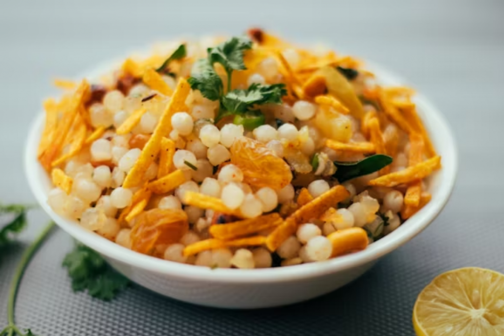 Sabudana Khichdi Tips: साबूदाना खिचड़ी बनाते समय रखें इन बातों का ध्यान, ठंडी होने पर भी रहेगी मुलायम नरम 3 Sabudana Khichdi 1