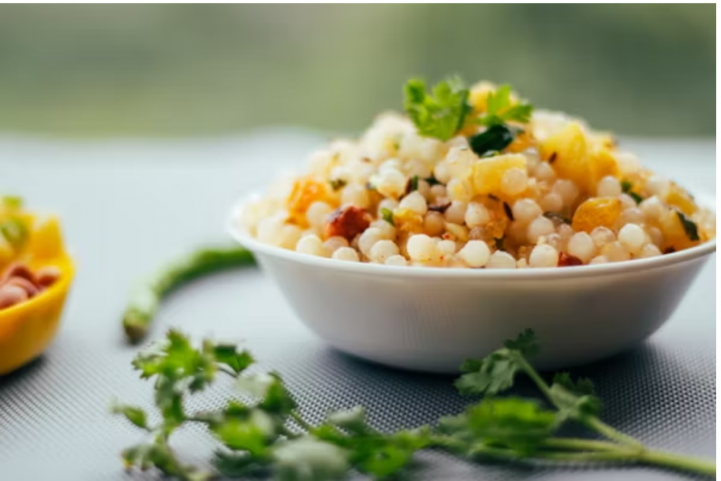 Sabudana Khichdi Tips: साबूदाना खिचड़ी बनाते समय रखें इन बातों का ध्यान, ठंडी होने पर भी रहेगी मुलायम नरम 2 Sabudana Khichdi 2