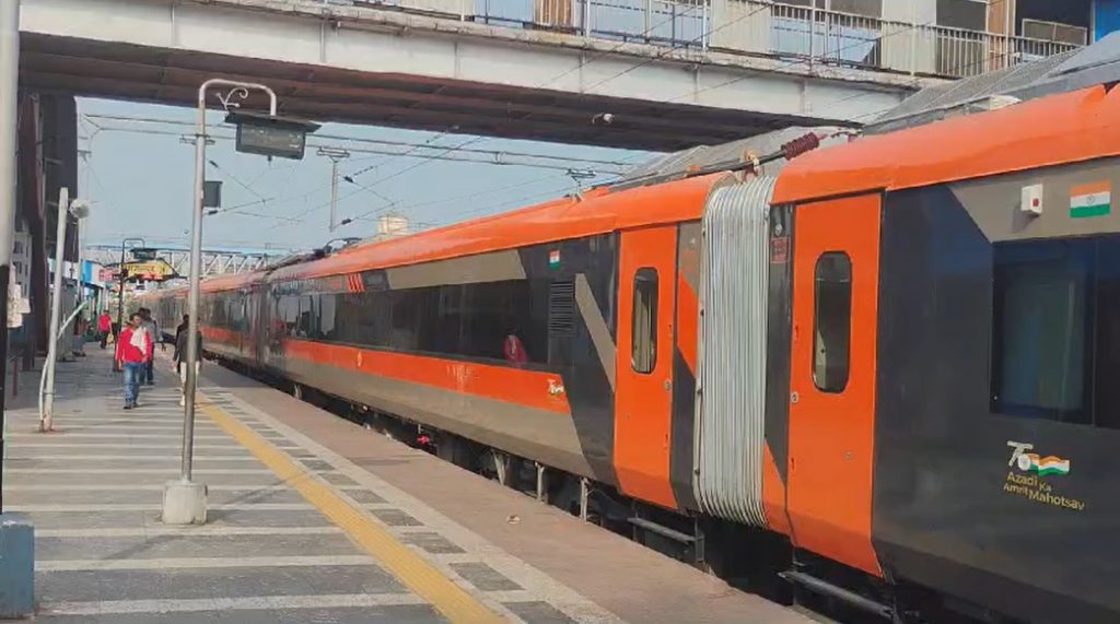 Vande Bharat Train: पहली बार भागलपुर जंक्शन पहुंची वंदे भारत ट्रेन, ट्रायल रन आज, देखिए तस्वीरें... 1 Screenshot 2024 09 13 083825
