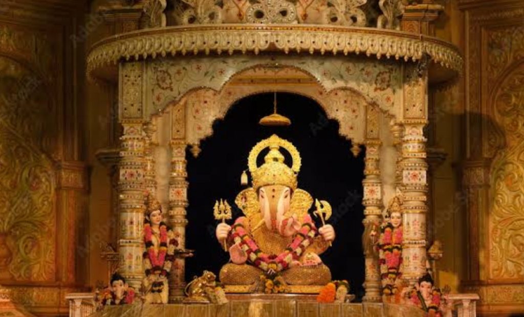 Places To Visit On Ganesh Chaturthi 2024: गणपति बप्पा के दर्शन करने आएं ये प्रसिद्ध मंदिर 2 Dagdusheth Halwai Ganpati Temple