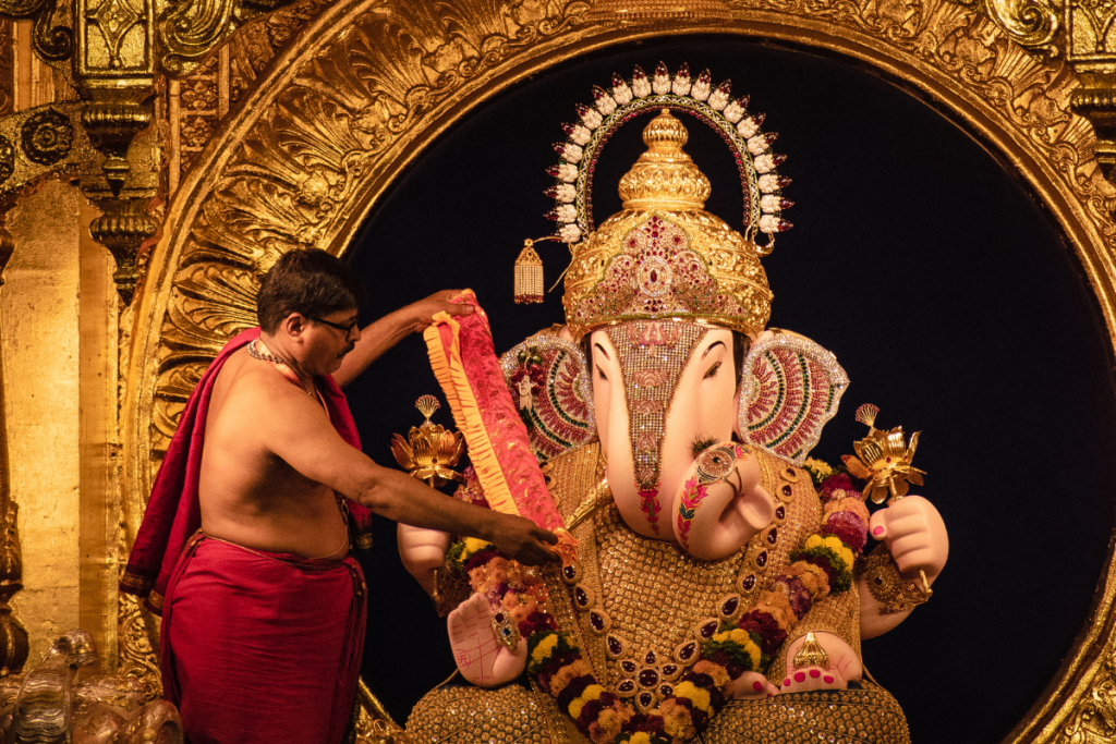 Ganesh Stotram: रोजाना गणेश स्त्रोतम् का पाठ करने से मिलेगी सदबुद्धि, ऋण से मुक्ति और बाधाओं को दूर करने का मार्ग है यह स्त्रोतम् 1 Shri Ganesh Strotam