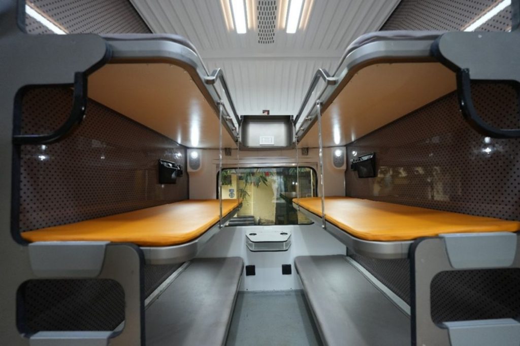 Vande Bharat Sleeper Train: पटरियों पर जल्द दौड़ेगी वंदे भारत स्लीपर ट्रेन, रफ्तार 160 Km प्रति घंटा, जानें खासियत 2 Sleeper Train 1
