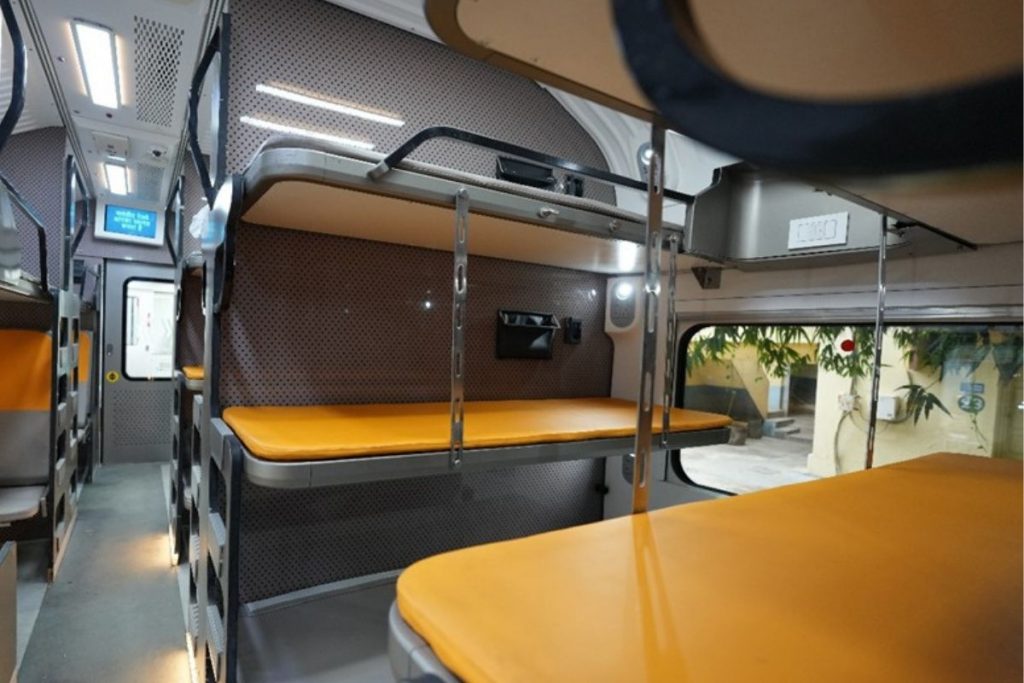Vande Bharat Sleeper Train: पटरियों पर जल्द दौड़ेगी वंदे भारत स्लीपर ट्रेन, रफ्तार 160 Km प्रति घंटा, जानें खासियत 1 Sleeper Train