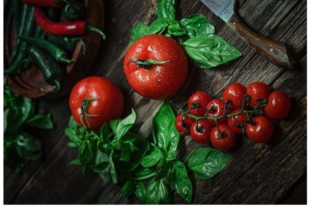 Kitchen Tips For Vegetable: कहीं आप भी तो नहीं रखती इन सब्जियों को फ्रिज के अंदर? 5 Tomato Turmeric Soup 1