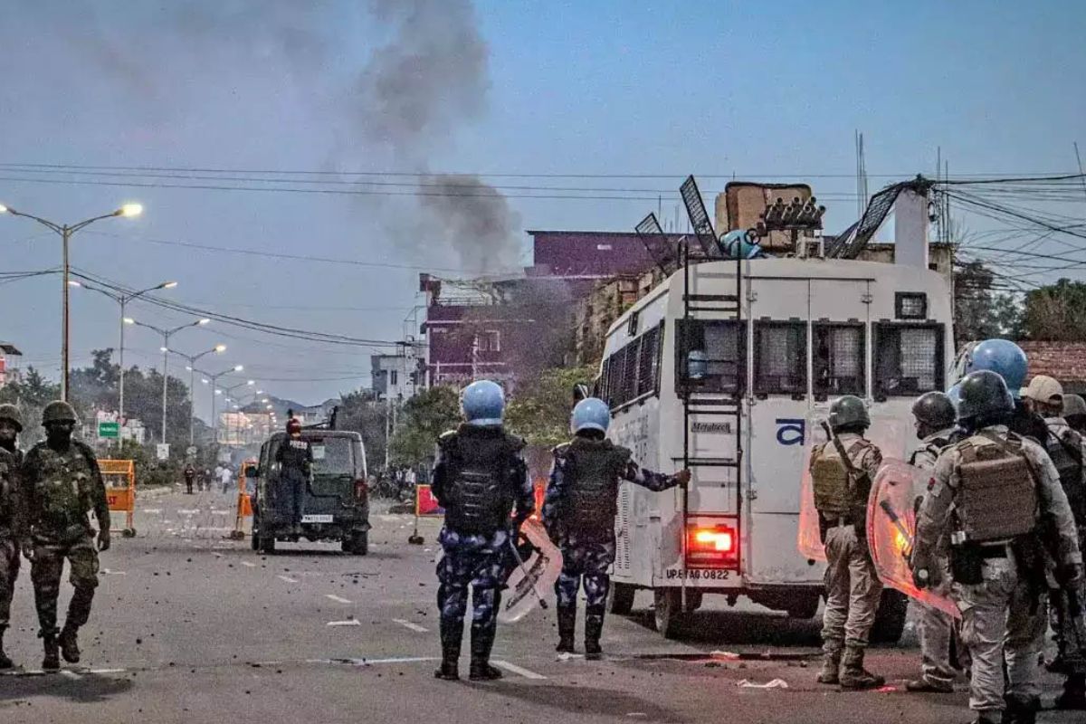 Manipur Violence: मणिपुर में फिर भड़की हिंसा, एक महिला की मौत, चश्मदीद का दावा ड्रोन से किया गया हमला Manipur Violence: मणिपुर में फिर भड़की हिंसा, एक महिला की मौत, चश्मदीद का दावा ड्रोन से किया गया हमला