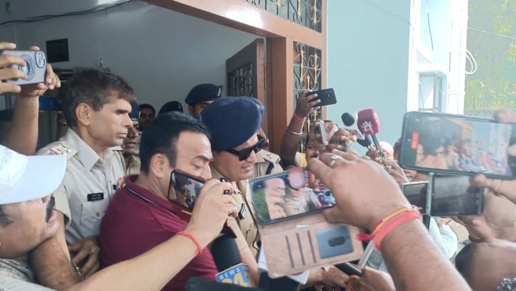 सुपरकॉप शिवदीप लांडे ने दिया इस्तीफा, कहा - बिहार में रह कर करेंगे जनता की सेवा 2 Whatsapp Image 2024 09 19 At 2.36.21 Pm