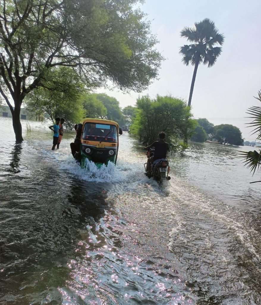 Photos: भागलपुर में सड़क पर चल रही नाव, Nh-80 भी डूबा, गंगा की तबाही देखिए... 2 Whatsapp Image 2024 09 21 At 11.40.03 Am 1