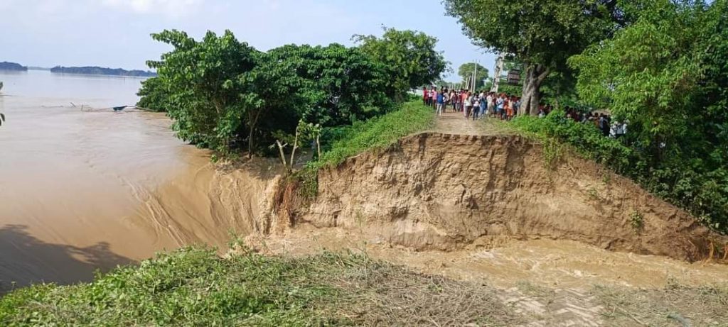 Bihar Flood: बिहार में 24 घंटे में टूटे 7 तटबंध, 50 से अधिक सड़कें ध्वस्त, प्रशासन अलर्ट 1 B