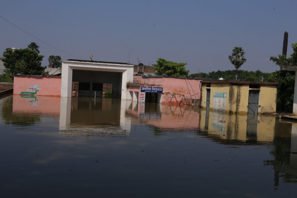 Bihar Flood: भागलपुर में बाढ़ से तबाही की तस्वीरें, सड़क पर बह रही गंगा, शहर में चल रही नाव... 17 F9B5B423 4506 4911 Bd6D Abc40Aa89F66