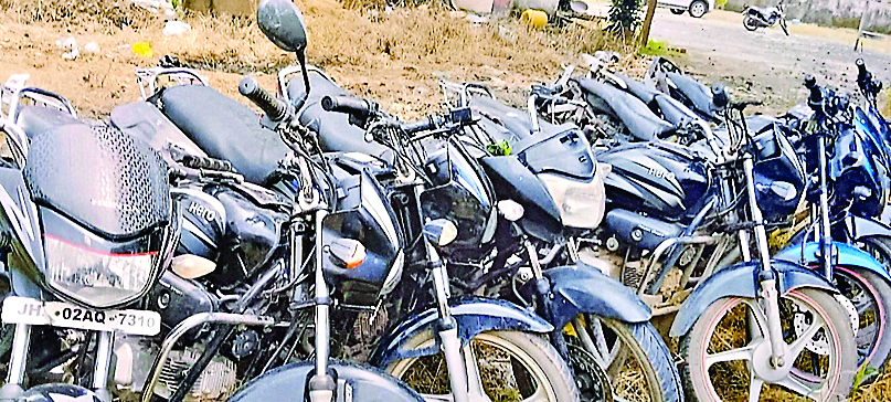 crime news : बाइक चाेर गिरोह का खुलासा, चोरी की आठ बाइक के साथ छह गिरफ्तार