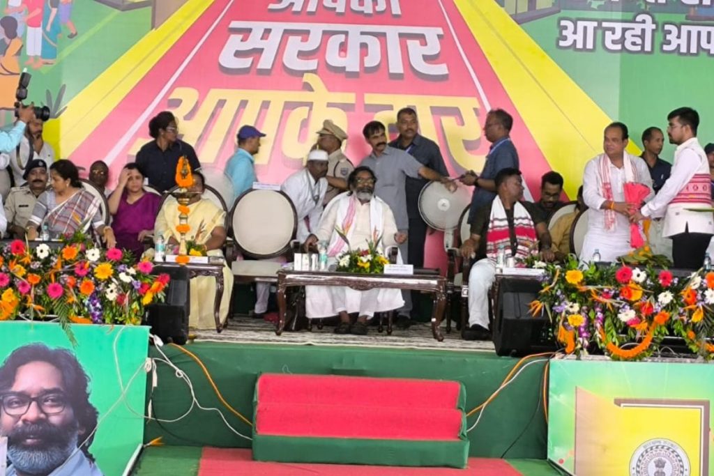 कल्पना सोरेन के विधानसभा क्षेत्र में हेमंत सोरेन ने की सौगातों की बारिश, आम लोगों पर पुष्पवर्षा 1 Hemant Soren Gift Gandey Giridih