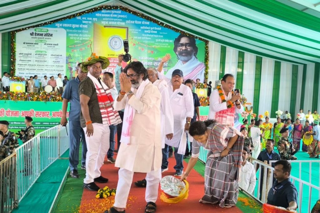 कल्पना सोरेन के विधानसभा क्षेत्र में हेमंत सोरेन ने की सौगातों की बारिश, आम लोगों पर पुष्पवर्षा 2 Hemant Soren Gift Gandey Giridih News