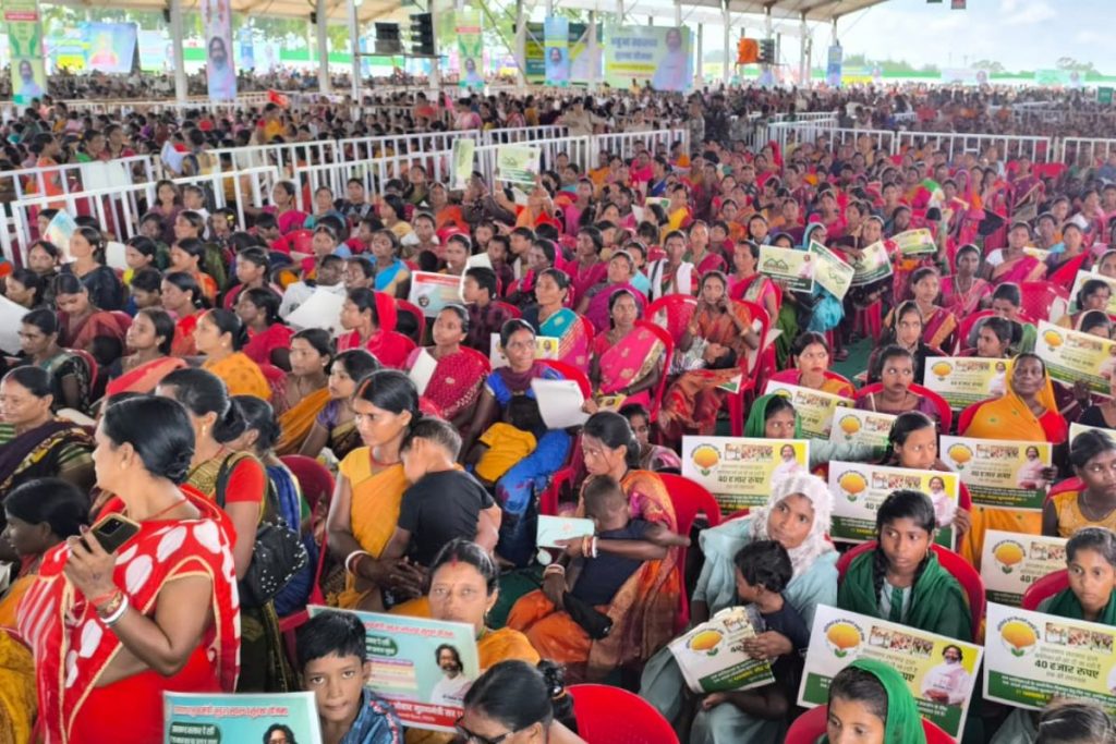 कल्पना सोरेन के विधानसभा क्षेत्र में हेमंत सोरेन ने की सौगातों की बारिश, आम लोगों पर पुष्पवर्षा 3 Hemant Soren Gift Gandey Giridih News Today
