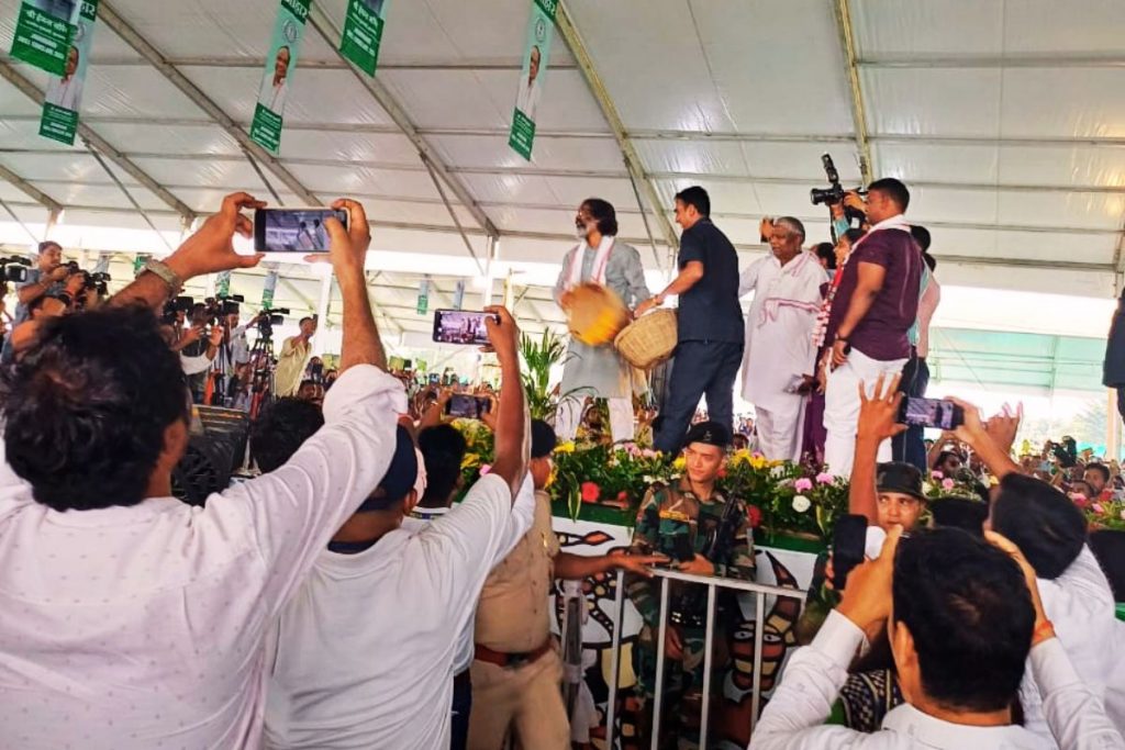 Hemant Soren News: धनबाद के बलियापुर में सौगातों की बारिश, 133 योजनाओं का शिलान्यास, 84 का उद्घाटन 1 Hemant Soren News Baliyapur Dhanbad Flower Shower