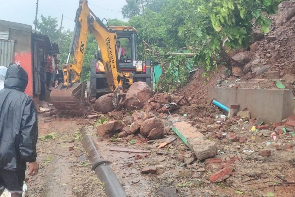 Landslide In Dumka: झारखंड में भारी बारिश से मसानजोर पहाड़ पर भू-स्खलन, 2 दुकानें जमींदोज 1 Jharkhand Weather Dumka Road Blockade Tree Felt On Road
