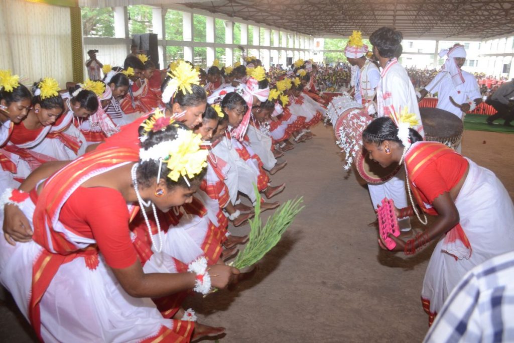 Karma Puja: करम परब की पूर्व संध्या पर मोरहाबादी में दिखी आदिवासी संस्कृति 1 Karma Puja Jharkhand Ranchi Morabadi Today