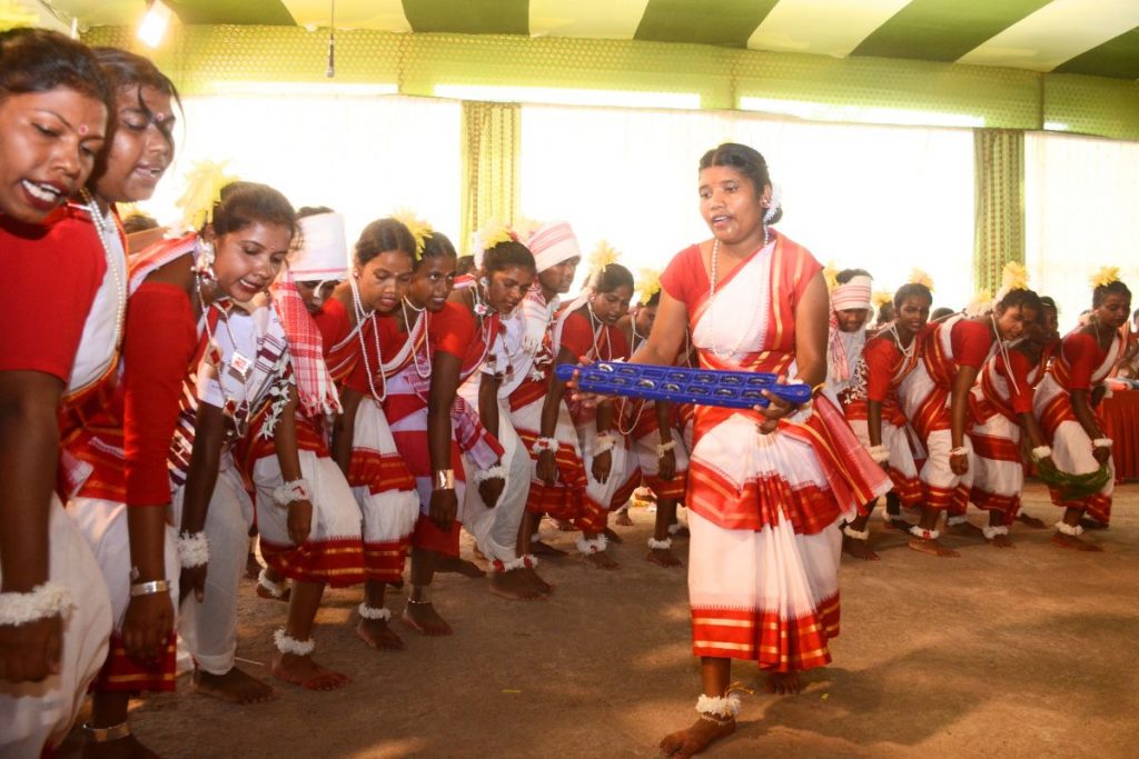 Karma Puja: करम परब की पूर्व संध्या पर मोरहाबादी में दिखी आदिवासी संस्कृति 5 Karma Puja Ranchi Jharkhand Morabadi News