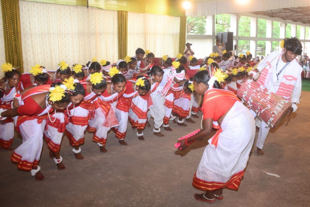 Karma Puja: करम परब की पूर्व संध्या पर मोरहाबादी में दिखी आदिवासी संस्कृति 2 Karma Puja Ranchi Jharkhand Morabadi Today