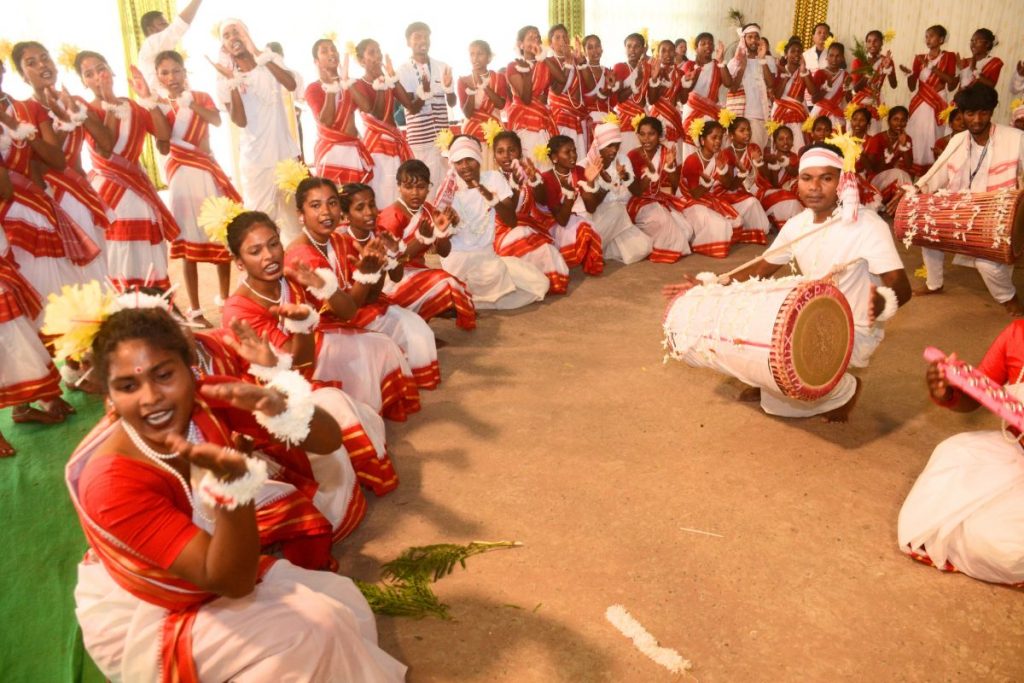 Karma Puja: करम परब की पूर्व संध्या पर मोरहाबादी में दिखी आदिवासी संस्कृति 3 Karma Puja Ranchi Jharkhand Morabadi Today News