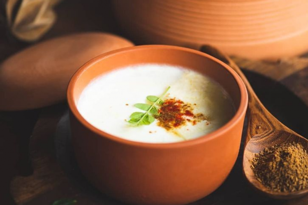 Navratri Vrat Recipe: साबूदाना की खिचड़ी से हो रही है एसिडिटी? पीएं यह खीरा मट्ठा और पाएं तुरंत राहत 3 Lassi 2