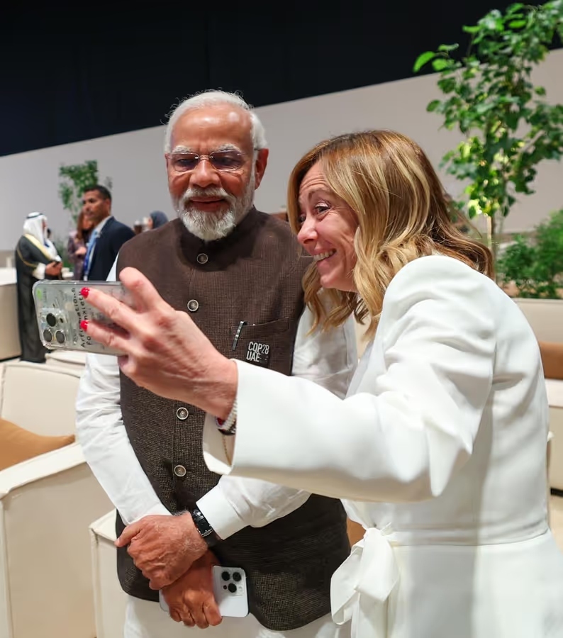 Pm Narendra Modi Phone: पीएम मोदी करते हैं इस खास मोबाइल का इस्तेमाल, जानिए पूरी बात 2 Modi Meloni Viral Seifie 1