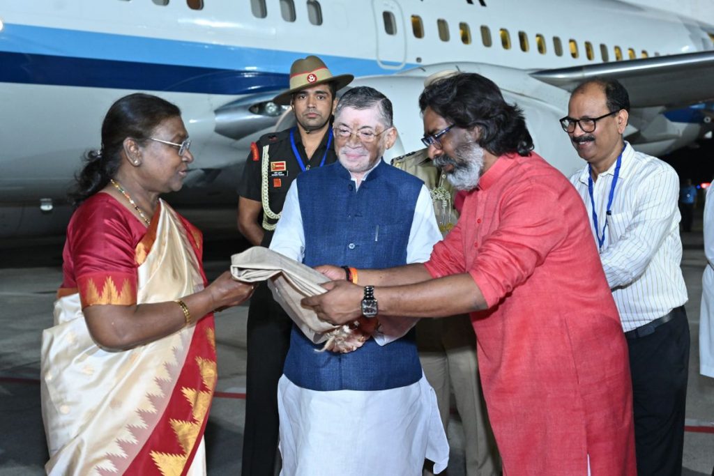 Droupadi Murmu In Jharkhand: राष्ट्रपति द्रौपदी मुर्मू झारखंड पहुंचीं, रांची एयरपोर्ट पर ऐसे हुआ स्वागत, देखें Photos 2 President Droupadi Murmu In Jharkhand Grand Welcome