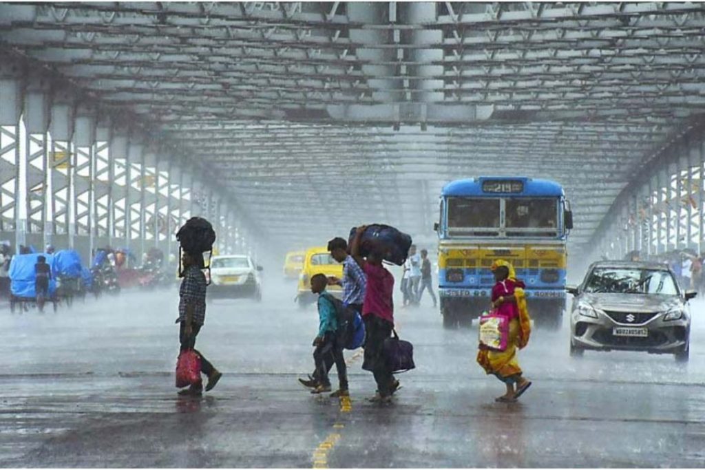 Bengal Weather Update : कोलकाता समेत जिलों में भारी बारिश रहेगी जारी, जलजमाव से समान्य जनजीवन हुआ प्रभावित 1 Rain 1
