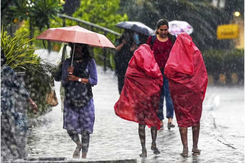Bengal Weather Update : कोलकाता समेत जिलों में भारी बारिश रहेगी जारी, जलजमाव से समान्य जनजीवन हुआ प्रभावित 5 Rain 2 1