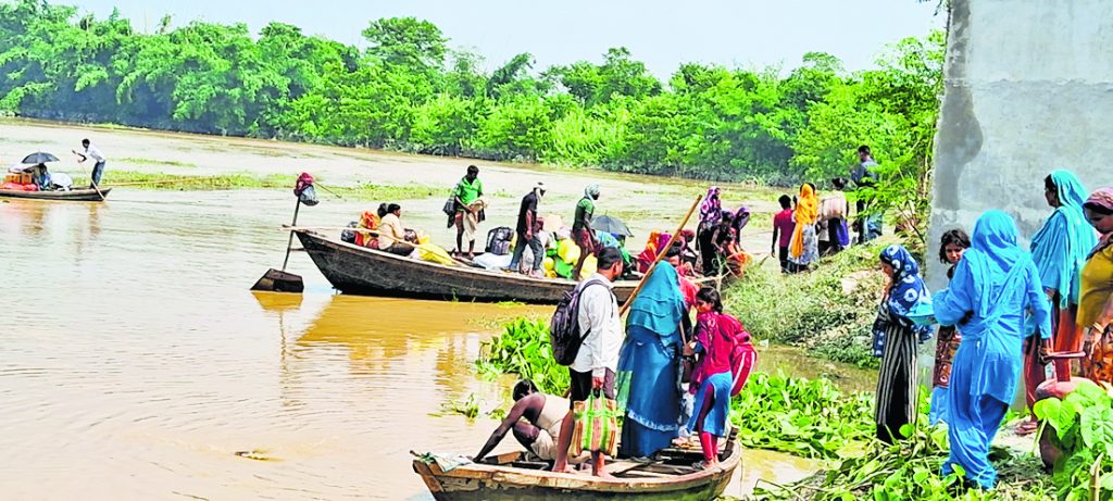 Photos: सहरसा-सुपौल को कोसी ने फिर उजाड़ा, 20 तस्वीरों में देखें लाखों बेघर लोगों की कैसे कट रही जिंदगी... 4 01Sau 7 01102024 64 C641Bha103040579 1