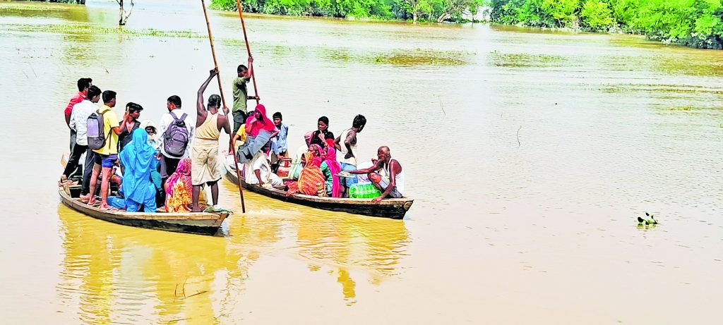 Photos: सहरसा-सुपौल को कोसी ने फिर उजाड़ा, 20 तस्वीरों में देखें लाखों बेघर लोगों की कैसे कट रही जिंदगी... 2 01Sau 8 01102024 64 C641Bha103040579 1