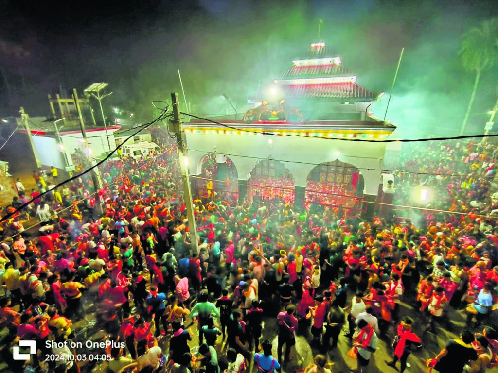 Durga Puja: कहते हैं बिहार के इस मंदिर में साक्षात विराजती हैं भगवती, पहली पूजा से ही लाखों श्रद्धालु पहुंच रहे... 4 03Ban 4 03102024 38 C381Bha100275889
