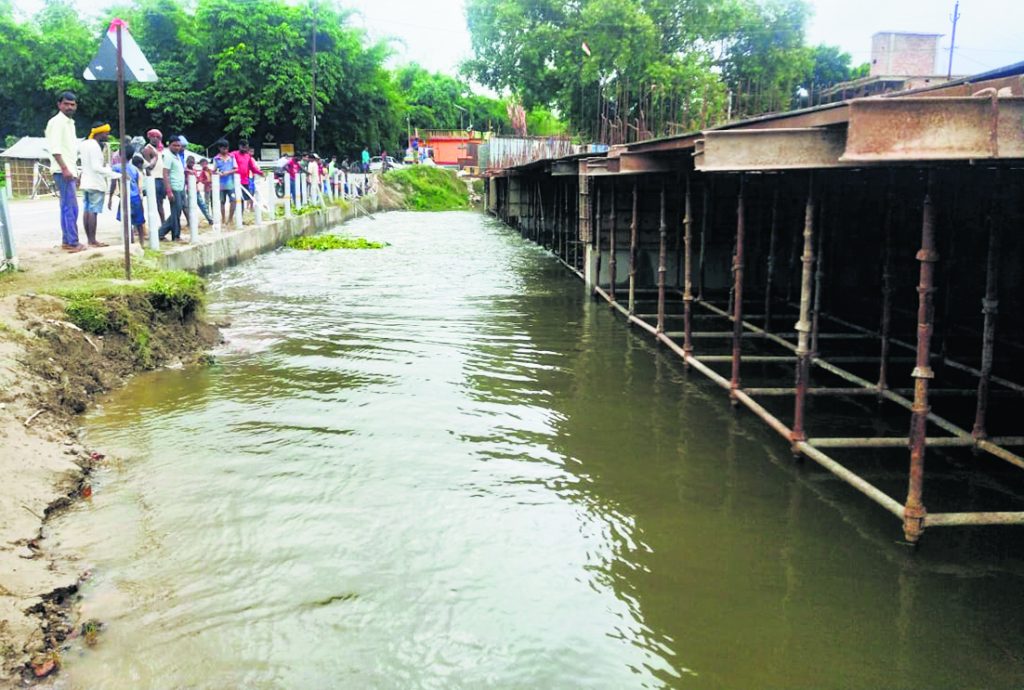 Bihar Flood: मधेपुरा में इन डायवर्सन पर मंडरा रहा खतरा, ध्वस्त हुआ तो जिला मुख्यालय से टूट सकता है संपर्क… 2 05Mad 12 05102024 65 C651Bha105242347