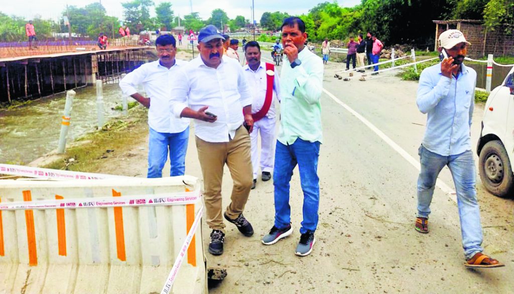 Bihar Flood: मधेपुरा में इन डायवर्सन पर मंडरा रहा खतरा, ध्वस्त हुआ तो जिला मुख्यालय से टूट सकता है संपर्क… 1 05Mad 16 05102024 65 C651Bha105242357