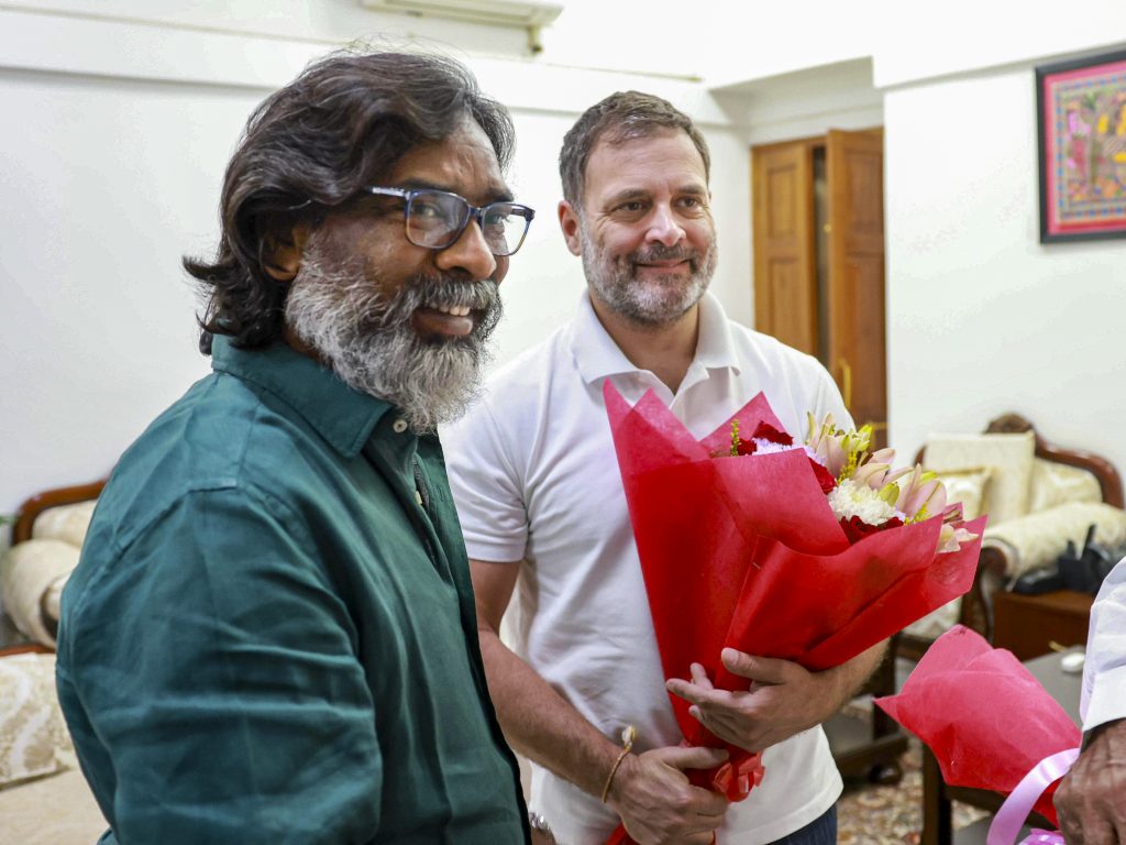 सीएम हेमंत सोरेन ने राहुल गांधी से की मुलाकात, सूत्रों के मुताबिक सीट शेयरिंग पर हुई चर्चा 1 09101 Pti10 09 2024 000248A