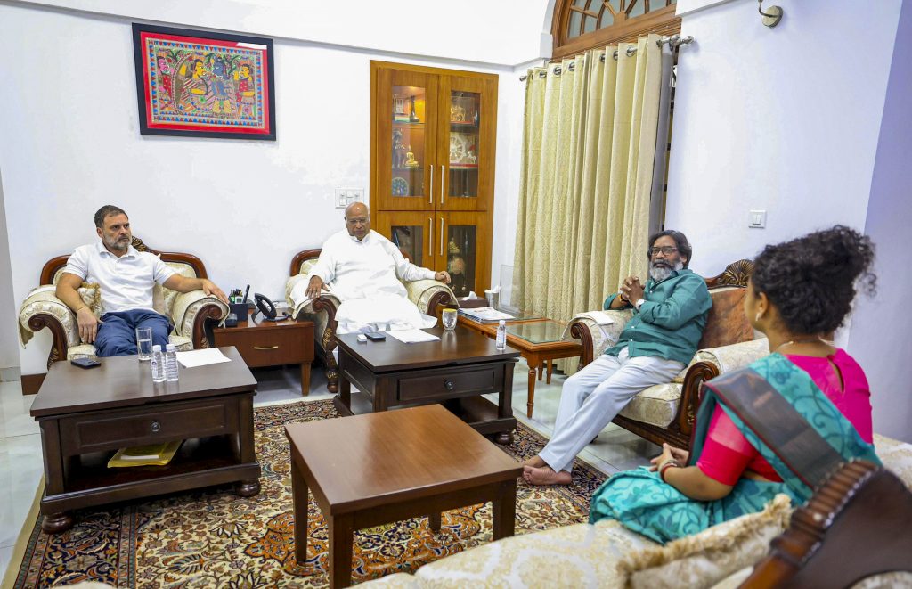 सीएम हेमंत सोरेन ने राहुल गांधी से की मुलाकात, सूत्रों के मुताबिक सीट शेयरिंग पर हुई चर्चा 3 09101 Pti10 09 2024 000249A