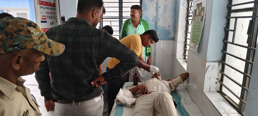 तुम डायन हो, बच्चे को जिंदा करो…कह कर महिला को बनाया बंधक, पुलिस टीम पर भी हमला 2 13Kha 3 13102024 73 C731Bha119249120