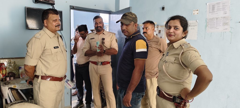 तुम डायन हो, बच्चे को जिंदा करो…कह कर महिला को बनाया बंधक, पुलिस टीम पर भी हमला 1 13Kha 5 13102024 73 C731Bha119249120
