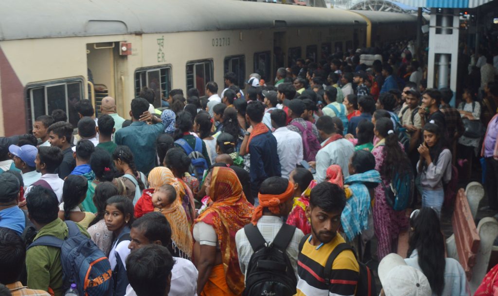 Photos: युवतियों में खिड़की से फानकर ट्रेन में घुसने की होड़, भागलपुर जंक्शन पर 188 बेटिकट यात्री धराए… 7 26Bha 31 26102024 6