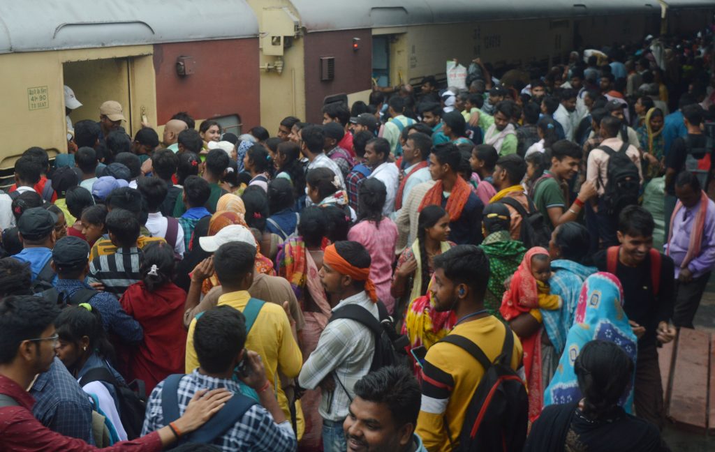 Photos: युवतियों में खिड़की से फानकर ट्रेन में घुसने की होड़, भागलपुर जंक्शन पर 188 बेटिकट यात्री धराए… 1 26Bha 32 26102024 6