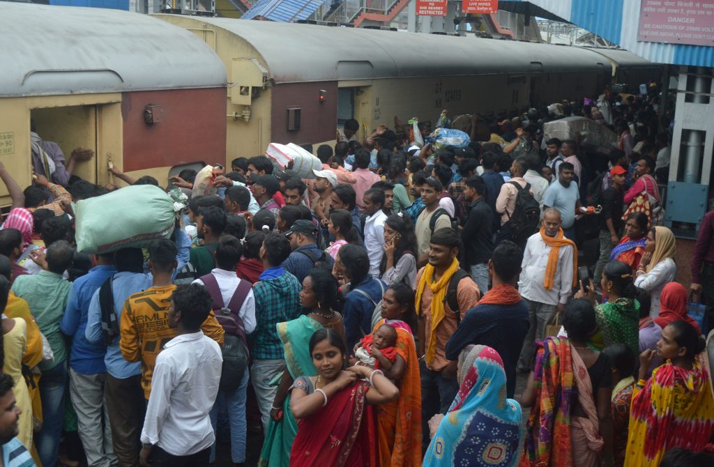Photos: युवतियों में खिड़की से फानकर ट्रेन में घुसने की होड़, भागलपुर जंक्शन पर 188 बेटिकट यात्री धराए… 2 26Bha 33 26102024 6